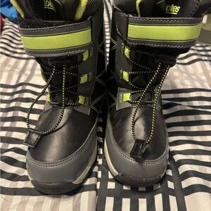 MUST HAVE Totes Boys Winter Snow Boots – Size 1 Youth (Black/Lime) ❄️ LIKE NEW